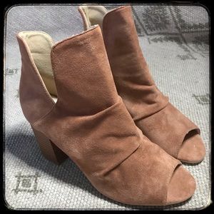 📣 SOLD Peep Toe Side Slit Ruched Top Booties Size 8